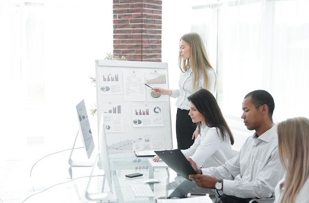 люди працюють з фінансовим дашбордом